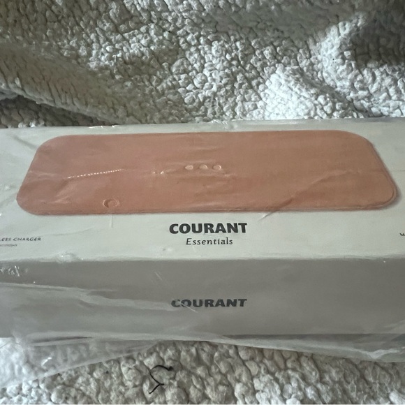 Courant Essentials Wireless Charger - Picture 5 of 5